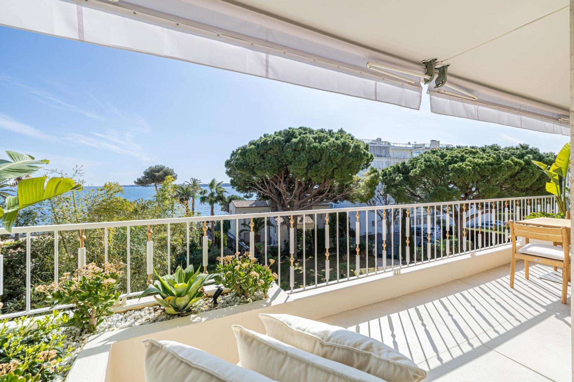 Ref 1981 - Sea View Palm * Cannes